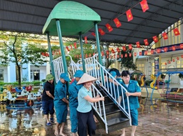 Phòng Kinh tế phối hợp vệ sinh Trường Mầm non Tuyết Nghĩa sau ngập úng, chuẩn bị cho năm học mới