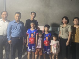 Các mạnh thường quân trao tặng bàn ghế cho trẻ em có hoàn cảnh khó khăn tại xã Tam Hưng