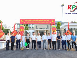 Đông đảo cán bộ, chuyên viên các ban Đảng và Văn phòng Đảng ủy xã Kiều Phú tổ chức vệ sinh môi trường tại công sở, nơi làm việc tạo cảnh quan xanh- sạch- đẹp.