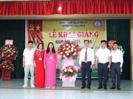 Đồng chí Hoàng Nguyên Ưng – Phó Bí thư Đảng ủy, Chủ tịch UBND xã chúc mừng thầy trò trường THCS Hòa Thạch và trường Tiểu học Hòa Thạch A nhân dịp khai giảng năm học mới
