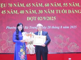 Chủ tịch Ủy ban MTTQ Việt Nam Thành phố Hà Nội Nguyễn Lan Hương trao Huy hiệu Đảng tại phường Hai Bà Trưng