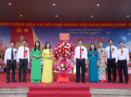 Đồng chí Nguyễn Trường Năng – Bí thư Đảng ủy, Chủ tịch HĐND xã Quảng Bị tặng hoa chúc mừng cán bộ, giáo viên, học sinh các trường Mầm Non, Tiểu học, THCS Quảng Bị nhân dịp khai giảng năm học mới