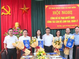 Xã Hát Môn tổ chức hội nghị công bố và trao Quyết định về công tác cán bộ