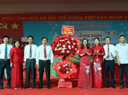 Đồng chí Phó bí thư Thường trực Đảng ủy Lê Thị Hạnh dự Lễ khai giảng năm học mới tại Trường Tiểu học Hợp Đồng