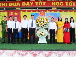 Đồng chí Phó chủ tịch Thường trực UBND xã Tống Văn Thái dự Lễ khai giảng tại trường Tiểu học Hoàng Diệu