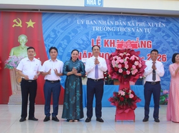 Đồng chí Phó Bí thư Thường trực Đảng ủy dự Lễ khai giảng năm học mới 2025 – 2026 tại trường THCS Văn Tự
