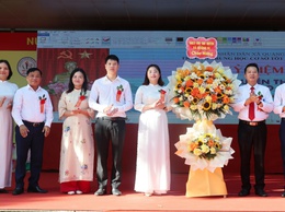 Đồng chí Phó chủ tịch UBND xã Tô Thị Đào dự Lễ khai giảng năm học mới tại trường THCS Tốt Động và tặng hoa chúc mừng cán bộ, giáo viên, học sinh các trường Mầm Non, Tiểu học Tốt Động