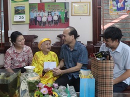 Phó chủ tịch UBND xã Mỹ Đức thăm và tặng quà Mẹ Việt Nam Anh hùng và thương binh