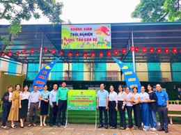 Hội Nông dân xã Sơn Đồng trao tặng công trình cải tạo khu trải nghiệm điểm trường Quyết Tiến