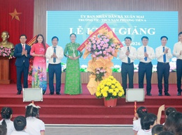 Đồng chí Bí thư Đảng ủy xã Hoàng Minh Hiến dự Lễ khai giảng năm học mới tại Trường Tiểu học Nam Phương Tiến A và THCS Nam Phương Tiến A