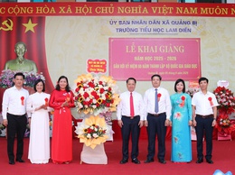Đồng chí Chủ tịch UBND xã Quảng Bị Bùi Mạnh Thắng dự khai giảng tại trường Tiểu học Lam Điền