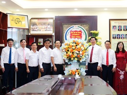 Các đồng chí Lãnh đạo xã Quảng Bị tặng hoa chúc mừng tại Trường THPT Chúc Động nhân dịp khai giảng năm học 2025-2026