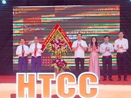 Đồng chí Chủ tịch UBND xã Nguyễn Anh Đức tặng hoa chúc mừng thầy và trò trường Cao đẳng cộng đồng Hà Tây