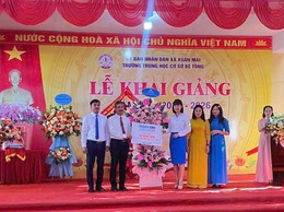 Đồng chí Phùng Xuân Hải - Chủ tịch Ủy ban MTTQ Việt Nam xã dự lễ khai giảng tại trường THCS Bê Tông