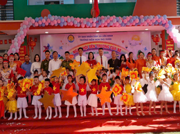 Đồng chí Nguyễn Quý Mạnh - Phó Bí thư Đảng ủy, Chủ tịch UBND xã dự Lễ khai giảng năm học mới tại trường  Mầm non Thọ Xuân
