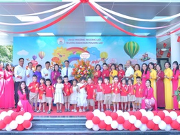 Thường trực Đảng ủy phường Phương Liệt trực tiếp chào đón học sinh mới tại lễ khai giảng