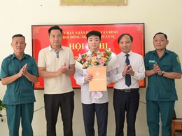 Trao Quyết định cho công dân trúng tuyển nghĩa vụ quân sự vào các nhà trường trong Quân đội và giao nhiệm vụ cho cán bộ Ban Chỉ huy Quân sự xã trúng tuyển ngành quân sự