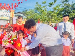 Học sinh Tam Hưng hân hoan trong ngày khai trường