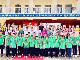 Các đồng chí lãnh đạo xã chúc mừng các trường học trên địa bàn nhân dịp Khai giảng năm học mới 2025-2026