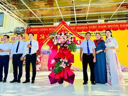 Đồng chí Nguyễn Hồng Phong – Phó Bí thư Thường trực Đảng ủy dự lễ khai giảng tặng hoa tại Trường Tiểu học Bê Tông