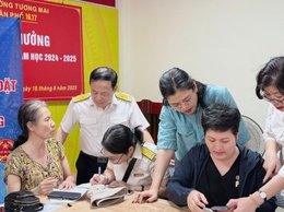 Phường Tương Mai đẩy mạnh công tác hướng dẫn nhân dân cài đặt ứng dụng eTax Mobile.
