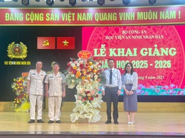 Bí thư Đảng ủy xã Tam Hưng Bùi Văn Sáng tặng hoa chúc mừng Học viện An ninh nhân dân nhân dịp khai giảng năm học mới