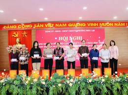 Tặng quà hộ cận nghèo, học sinh hộ cận nghèo nhân kỷ niệm 80 năm Quốc khánh 2/9