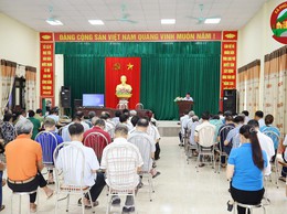 Đồng chí Bí thư Đảng ủy, Chủ tịch HĐND xã dự sinh hoạt chi bộ thường kỳ tháng 9 tại chi bộ thôn Long Phú
