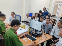 Đảng bộ xã Tam Hưng: Dẫn đầu thành phố trong công tác đổi thẻ đảng viên
