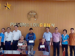 Phường Long Biên phối hợp chi trả hỗ trợ cho 03 hộ cận nghèo theo tiêu chuẩn Trung ương, nhân dịp kỷ niệm 80 năm Cách mạng tháng Tám và Quốc khánh 02/9.