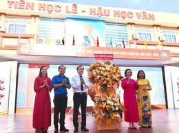 Đồng chí Nguyễn Đăng Sơn - Phó Bí thư Thường trực Đảng ủy dự khai giảng tại trường THCS Nguyễn Văn Huyên