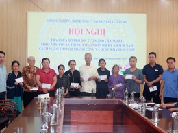 Xuân Mai trao quà hỗ trợ tới các đối tượng hộ cận nghèo theo chuẩn Trung ương trên địa bàn xã
