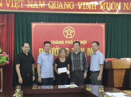 ĐOÀN CÔNG TÁC SỞ NÔNG NGHIỆP VÀ MÔI TRƯỜNG HÀ NỘI TRAO QUÀ HỖ TRỢ HỘ CẬN NGHÈO TẠI PHƯỜNG TÂY MỖ