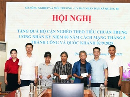 Sở Nông nghiệp và Môi trường Thành phố Hà Nội trao quà cho 03 hộ cận nghèo ở xã Quảng Bị