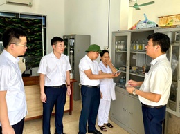 Lãnh đạo UBND xã kiểm tra tiến độ các công trình xây dựng và công tác y tế trên địa bàn