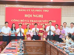 Xã Phúc Thọ công bố các quyết định về công tác cán bộ
