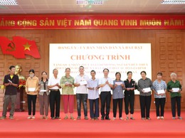 Lan tỏa tấm lòng nhân ái – 100 suất quà được trao tặng cho các gia đình có hoàn cảnh đặc biệt khó khăn trên địa bàn xã Bất Bạt