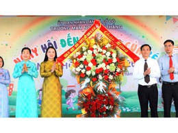 Lãnh đạo xã Cổ Đô dự khai giảng năm học mới tại trường Mầm non Vạn Thắng.