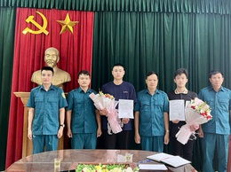 Ban chỉ huy quân sự xã Hòa Phú: Lễ trao quyết định gọi nhập ngũ cho công dân trúng tuyển vào các trường Đại học, Học viện trong quân đội năm 2025