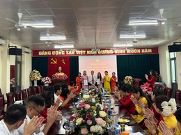Chi bộ trường THCS Linh Đàm long trọng tổ chức lễ kết nạp đảng viên mới công nhận đảng viên chính thức