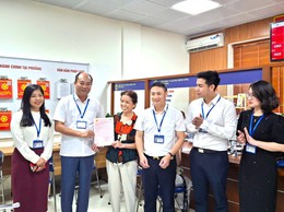 Hộ dân đầu tiên được phường Định Công trao 