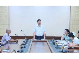 UBND xã Phúc Thọ làm việc với các hộ dân liên quan đến việc sử dụng đất công ích tại thôn Phúc Hòa 5