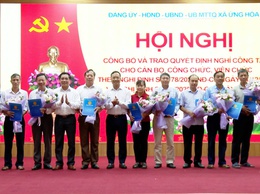 Ứng Hoà công bố, trao quyết định nghỉ việc theo quy định của Chính phủ