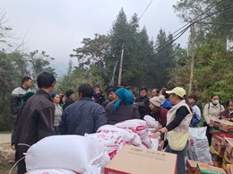 Cán bộ và Nhân dân thôn Đống Vũ hướng về đồng bào vùng cao còn nhiều khó khăn