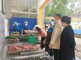 ĐỒNG CHÍ NGUYỄN HỒNG SƠN – PHÓ CHỦ TỊCH UBND XÃ KIỂM TRA CÔNG TÁC SỨC KHỎE HỌC ĐƯỜNG, AN TOÀN THỰC PHẨM TRƯỜNG HỌC