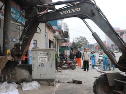 MỸ ĐỨC QUYẾT LIỆT RA QUÂN GIẢI TỎA HÀNH LANG AN TOÀN GIAO THÔNG, LẬP LẠI KỶ CƯƠNG VĂN MINH ĐÔ THỊ