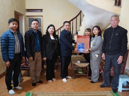 Xã Thường Tín tặng quà gia đình có người tử vong do tai nạn giao thông