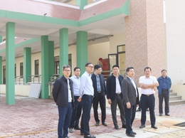 Bí thư Đảng ủy, Chủ tịch HĐND xã Quốc Oai Nguyễn Trường Sơn kiểm tra tiến độ các dự án trọng điểm trên địa bàn