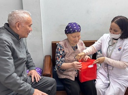 Tổ chức khám sức khỏe tại gia đình cho người cao tuổi tròn 90, 95 và từ 100 tuổi trở lên