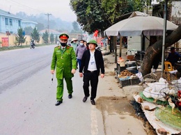 Đồng chí Nguyễn Thành Sơn – Phó Chủ tịch UBND xã Yên Bài kiểm tra, khảo sát điểm nghẽn trật tự đô thị